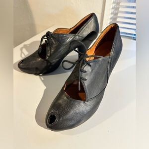 Gentle Souls size 7.5 granny lace up peep toe pumps. Incredibly comfortable ❤️